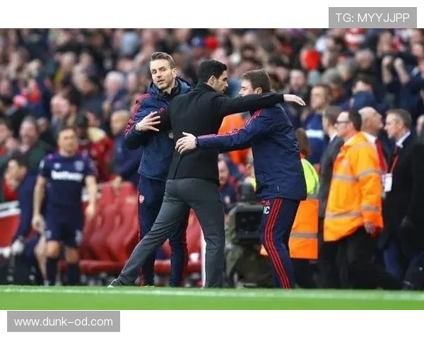 场外替补席冲突足球规则如何判罚？裁判权责全解析